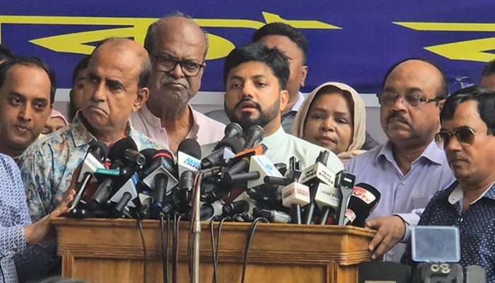 স্থানীয় সরকার, পল্লী উন্নয়ন ও সমবায় উপদেষ্টা আসিফ মাহমুদের বিরুদ্ধে ‘গুরুতর’ অভিযোগ তুলেছেন বিএনপি নেতা ইশরাক হোসেন। তার দাবি, উপদেষ্টা আসিফ মাহমুদ তার পছন্দের লোক নিয়োগ দিয়ে লাভবান হওয়ার চেষ্টা করছেন।