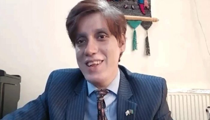 ইরানের রাজধানী তেহরানে সোমবার ইসরায়েলের হামলায় সেখানকার বাংলাদেশ দূতাবাসে কর্মরত কর্মকর্তাদের বাসভবনও আক্রান্ত হয়েছে। এর মধ্যে অন্তত একজন কর্মকর্তার বাড়িঘর ব্যাপকভাবে ক্ষতিগ্রস্ত হয়েছে। তবে হামলার সময় ওই কর্মকর্তা বাড়িতে না থাকায় প্রাণে বেঁচে গেছেন।