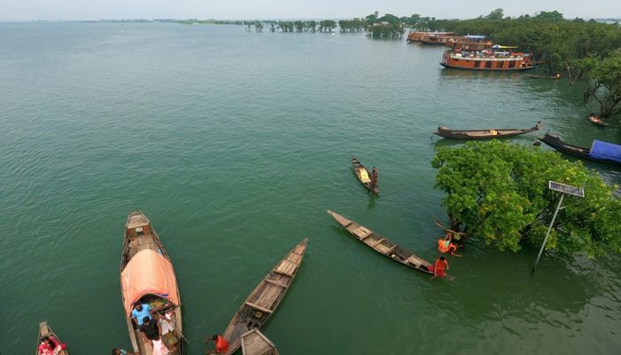 সুনামগঞ্জের টাঙ্গুয়ার হাওরের সংরক্ষিত এলাকায় হাউসবোট প্রবেশে নিষেধাজ্ঞা দিয়েছে জেলা প্রশাসন। প্রশাসনের পক্ষ থেকে জানানো হয়েছে, পরবর্তী নির্দেশ না দেওয়া পর্যন্ত হাওরের ওয়াচ টাওয়ার ও আশপাশের এলাকায় পর্যটকবাহী হাউসবোট চলাচল স্থগিত থাকবে।