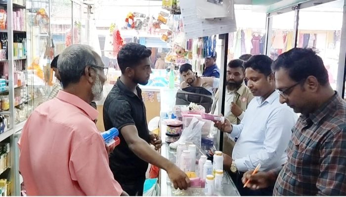 “কুমারখালীতে কর ফাঁকির অভিযোগে চার প্রতিষ্ঠানকে জরিমানা করার সময় ভ্রাম্যমাণ আদালতের অভিযান”