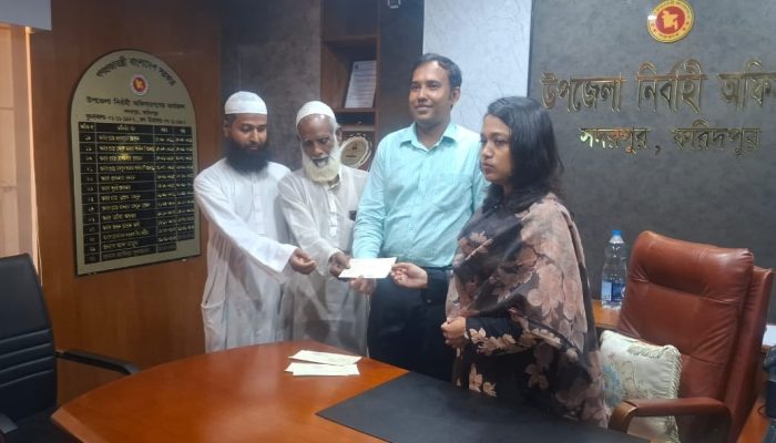 সদরপুরে এতিম শিশুদের মাঝে অনুদানের চেক হস্তান্তর