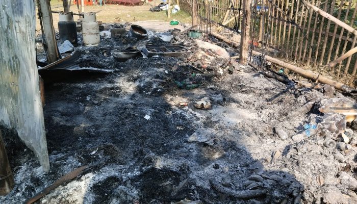 তাল তলা ক্যাফে আগুনে ক্ষতিগ্রস্ত কাঠের ঘর ও পোড়া আসবাবপত্র