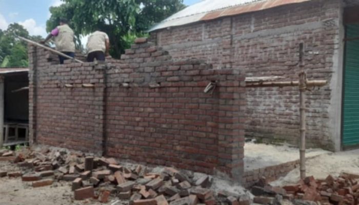"কুষ্টিয়ার কুমারখালীতে সরকারি জমিতে নির্মাণাধীন অবৈধ পাকা দোকানঘর ভেঙে দিচ্ছে প্রশাসন, উপস্থিত রয়েছে সহকারী কমিশনার (ভূমি), পুলিশ ও স্থানীয় প্রশাসন সদস্যরা।"