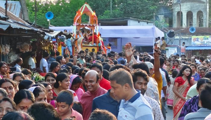 কুমারখালীতে রথযাত্রায় ভক্তদের রথ টানা এবং শোভাযাত্রা