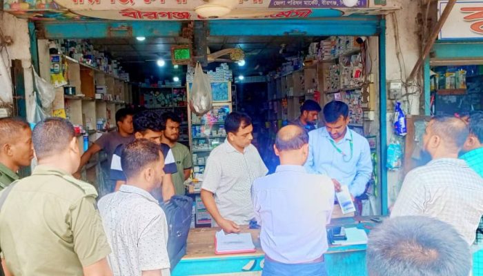 দিনাজপুরের বীরগঞ্জে ৪টি ওষুধের দোকানে অভিযান চালিয়ে ১৪ হাজার ৫ শত টাকা জরিমানা করা হয়েছে। নির্বাহী ম্যাজিষ্ট্যাট ও উপজেলা নির্বাহী কর্মকর্তা তানভীর আহমেদ এর নেতৃত্বে ভ্রাম্যমাণ আদালত পরিচালিত হয়।