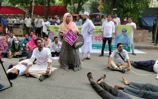 জাতীয় শিক্ষক নিবন্ধন ও প্রত্যয়ন কর্তৃপক্ষ (এনটিআরসিএ) পরিচালিত অষ্টাদশ শিক্ষক নিবন্ধন পরীক্ষায় উত্তীর্ণ হাজারো প্রার্থী এবার নিয়োগ থেকে বঞ্চিত হওয়ার শঙ্কায় রাস্তায় নামছেন। এনটিআরসিএর বয়সসীমা নির্ধারণে বৈষম্যমূলক নীতির প্রতিবাদে তারা আগামী ২২ জুন, রোববার সকাল ৯টায় এনটিআরসিএ কার্যালয়ের সামনে অবস্থান কর্মসূচি ও প্রতিবাদ সমাবেশ ডেকেছেন।