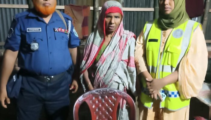সেনাবাহিনীর সদস্যরা গাইবান্ধা জেলার ভাটপাড়া গ্রামে অভিযানের সময় মাদকসহ নারীকে গ্রেফতার করে, পেছনে স্থানীয় জনতা ও নিরাপত্তা টহল।