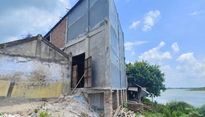 খোকসা পৌরসভার হাওয়া ভবন এলাকায় গড়াই নদীর তীরে নির্মাণাধীন বহুতল ভবনের ছবি, যা সরকারি জমির ওপর গড়ে তোলা হচ্ছে।