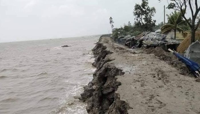 চট্টগ্রামে বাঁশখালী উপজেলার উপকূলীয় এলাকার বেড়িবাঁধগুলো মে থেকে জুন মাসের ভারি বর্ষণ ও সমুদ্রের জোয়ারের পানিতে উপজেলার বিভিন্ন বেড়িবাঁধে ভাঙনের সৃষ্টি হয়। এতে লোকালয়ে লোনাপানি ঢুকে ফসলের ক্ষতি হয়েছে।