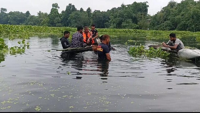 “কালী নদীর পাড়ে উদ্ধার কাজে অংশ নেওয়া ফায়ার সার্ভিস ও ডুবুরি দল; ব্যস্ত নদীর তীর।”