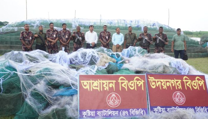 "দৌলতপুরের চল্লিশপাড়া এলাকায় আগুনে পুড়িয়ে ধ্বংস করা হচ্ছে জব্দকৃত অবৈধ চায়না ও কারেন্ট জাল; পাশে বিজিবি ও প্রশাসনের সদস্যরা উপস্থিত।"