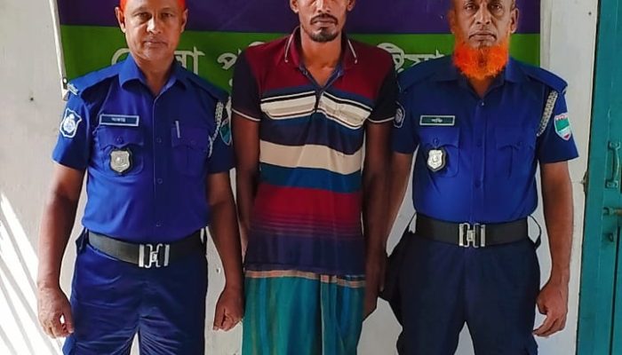 কুষ্টিয়া জেলা পুলিশের একটি গ্রেফতার চিত্র, যেখানে দল আতিয়ার মণ্ডল গ্রেফতার হওয়ার পর থানায় আনা হচ্ছে।