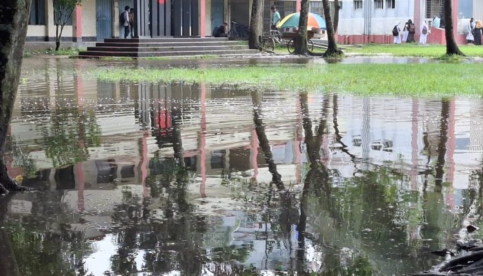 “পানি নিষ্কাশনের অভাবে জলাবদ্ধতায় নাকাল শতাধিক পরিবার”