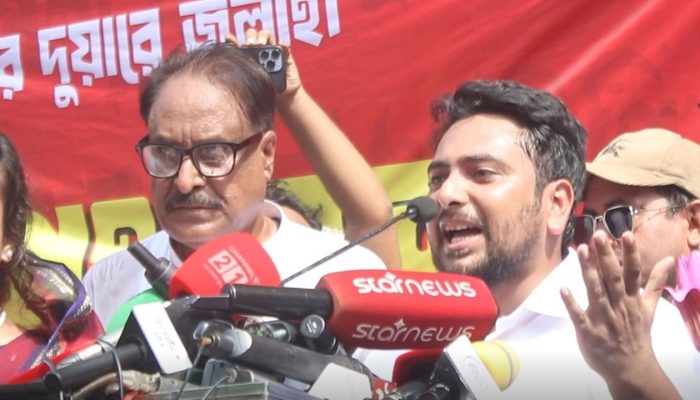 জাতীয় নাগরিক পার্টির চাঁপাইনবাবগঞ্জ পথসভায় বক্তব্য দিচ্ছেন নাহিদ ইসলাম