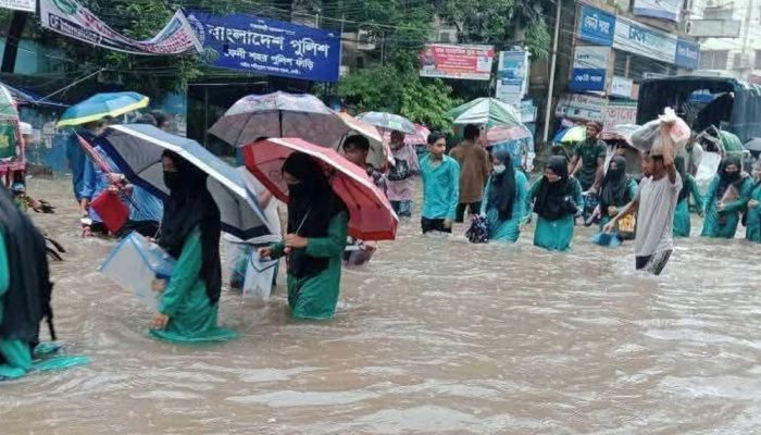 ফেনীতে ৩৪৭ মিলিমিটার বৃষ্টিপাত, ভাঙছে বেড়িবাঁধ