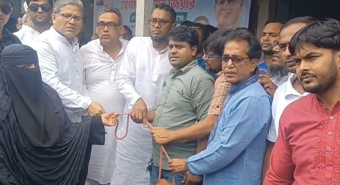 "সদরপুরে খালেদা জিয়ার জন্মবার্ষিকীতে অসহায় পরিবারের মাঝে গরু ও নগদ অর্থ বিতরণ"