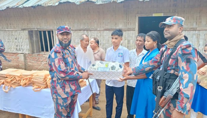 অন্তু পাড়ায় বিজিবির শিক্ষা ও ক্রীড়া উপকরণ বিতরণ
