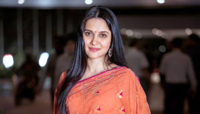 মাঝরাতে সুখবর দিলেন মিথিলা