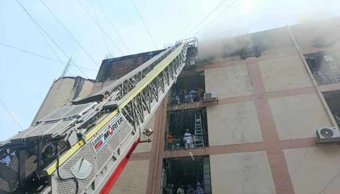 আগুন ও ধোঁয়ায় ৫ম তলার সুইচ রুম থেকে ছড়িয়ে পড়েছে, ফায়ার সার্ভিসের ইউনিটগুলো দ্রুত হোস টানিয়ে আগুন নেভানোর চেষ্টা করছে।