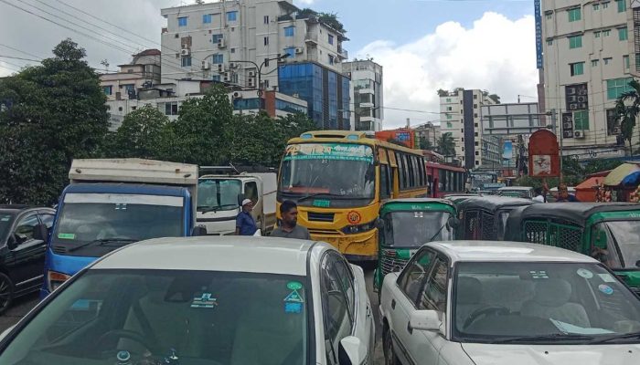 কুড়িলে বেতন ভাতার দাবিতে পোশাক শ্রমিকদের সড়ক অবরোধ