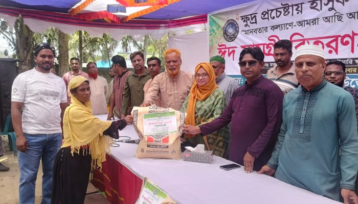 মতলব উত্তর উপজেলার ছেংগারচর পৌর এলাকায় রেজিয়া-ইসমাইল খান ফাউন্ডেশনের উদ্যোগে আয়োজিত অনুষ্ঠানে এক দুঃস্থ ব্যক্তির হাতে ঈদ সামগ্রীর প্যাকেজ তুলে দিচ্ছেন অতিথিরা।